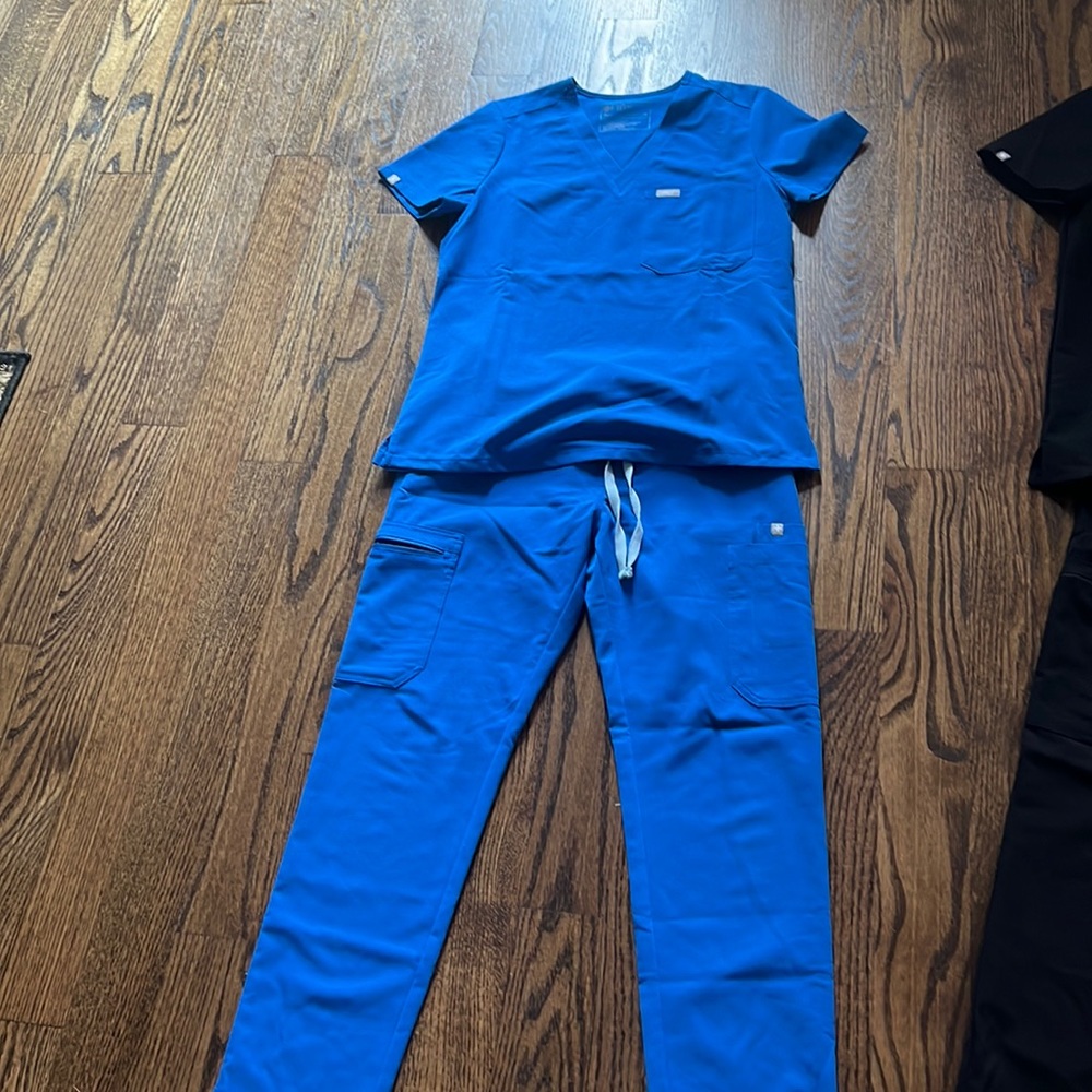 Like new Figs brand scrub set